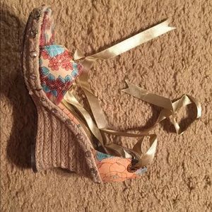 NINA “DEVIN” FLORAL OPEN TOE LACE UP WEDGE HEELS…SIZE 7.5